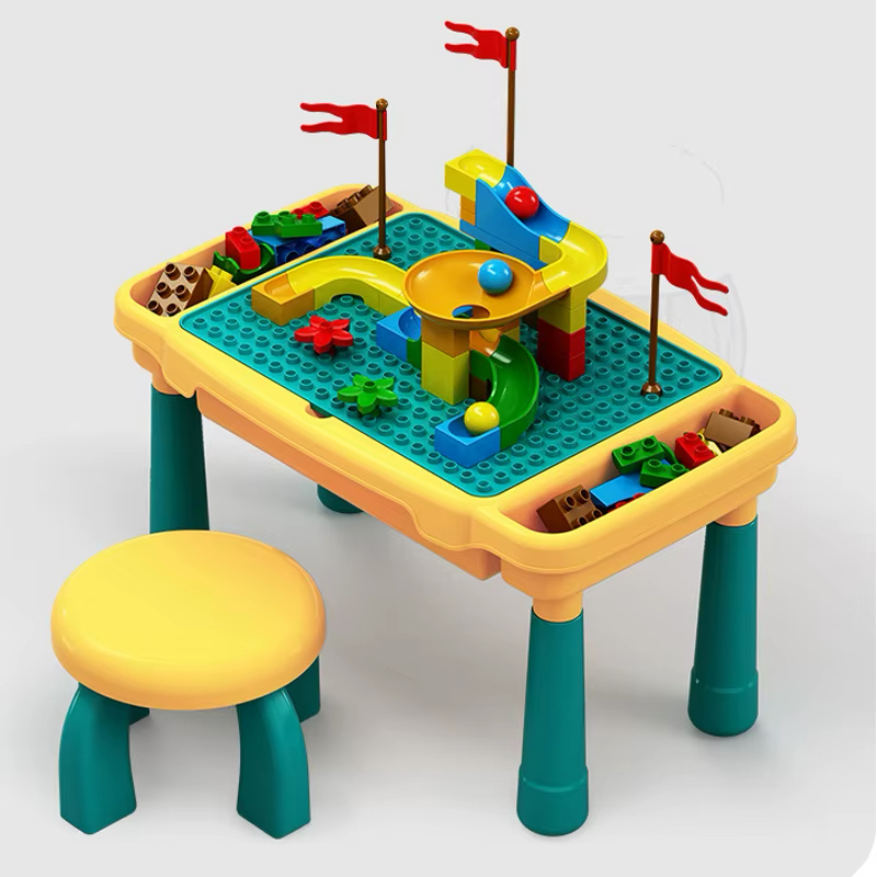 Mesa y silla infantiles con bloques de construcción